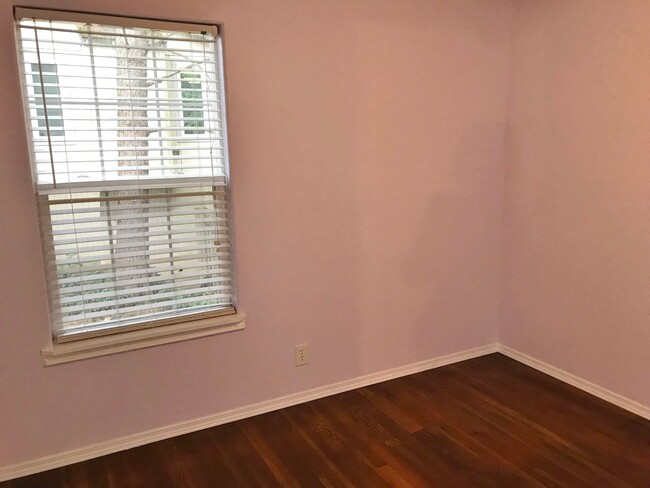 Building Photo - Charming 3 Bedroom Cottage Located in SW P...