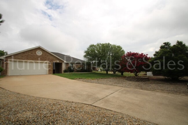 Building Photo - Charming Country Living Retreat