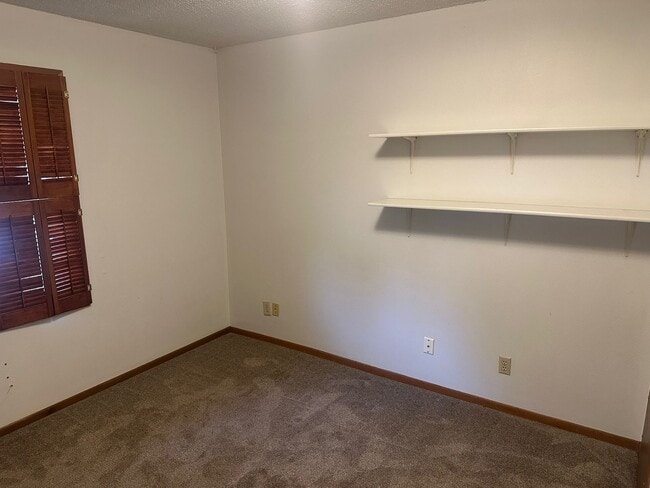 Building Photo - 1453 Valley View Dr