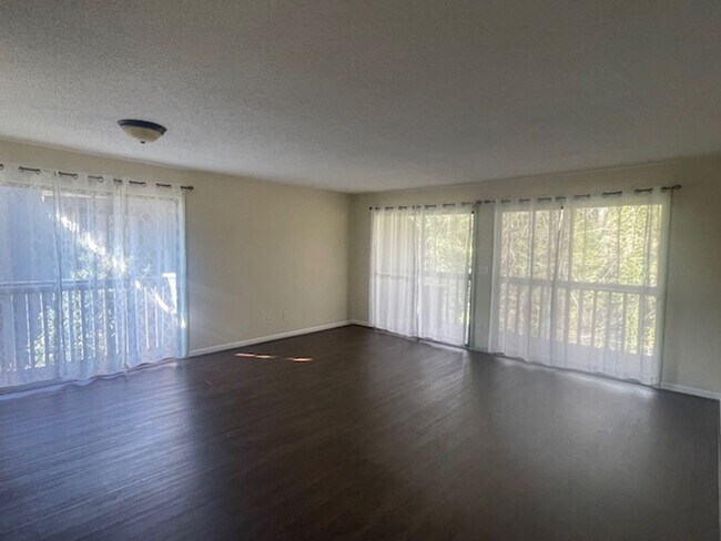 Building Photo - Upper unit condo in Winston-Salem