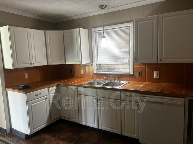 Building Photo - 30 Robin Hood Ln