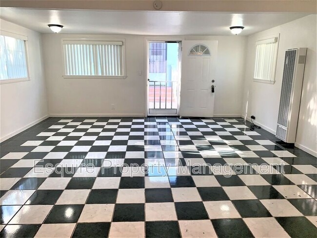 Foto del edificio - 223 Deodar Ave