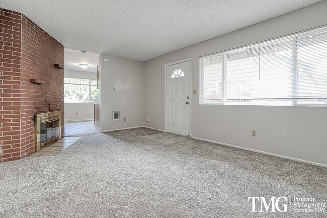 Building Photo - Great duplex downtown that also includes p...