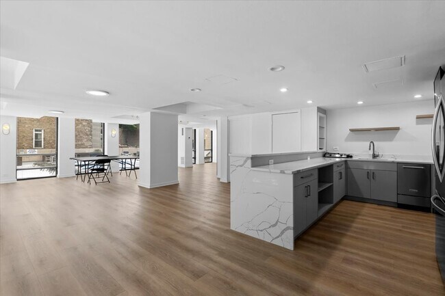 Building Photo - 1660 N La Salle Dr