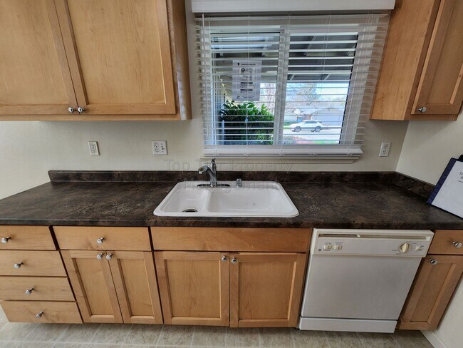 Building Photo - Very nice single-story, Ranch-style 4 Bd/2...