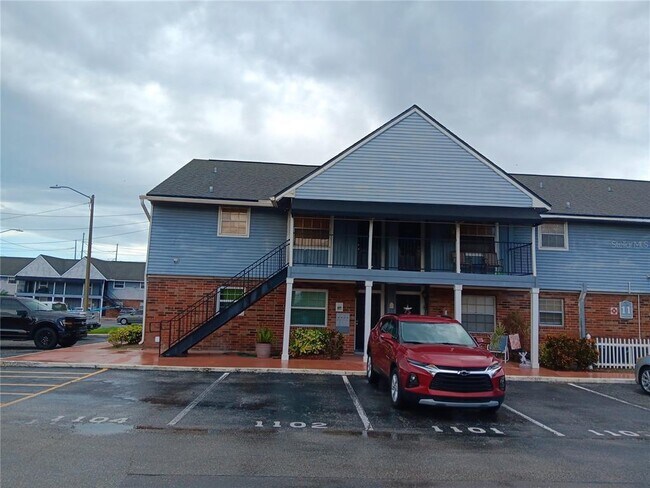 Building Photo - 200 Country Club Dr