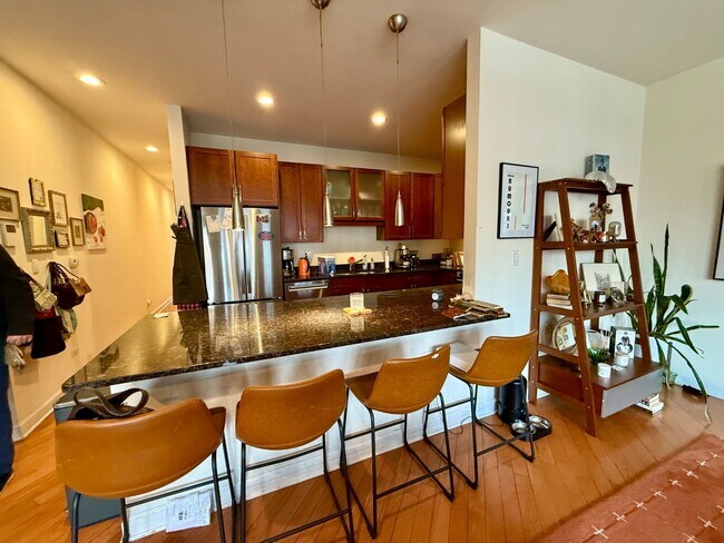Foto del edificio - Stunning 2 Bed 2 Bath in the Wicker Park area