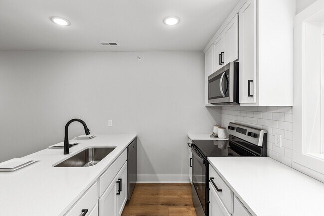 Building Photo - 960 Diamond Ave NE
