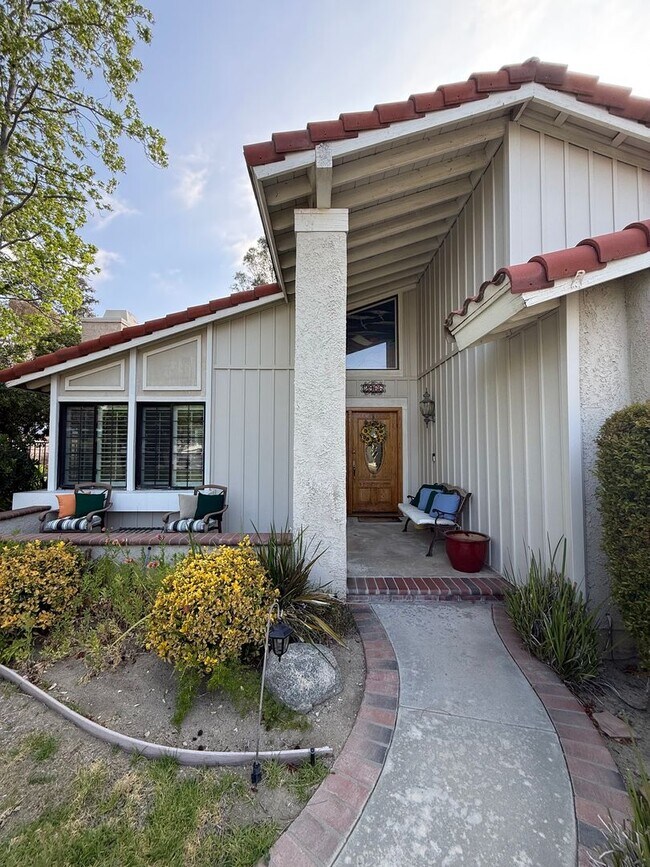 Foto del edificio - First time rental in a terrific East Simi Valley neighborhood.