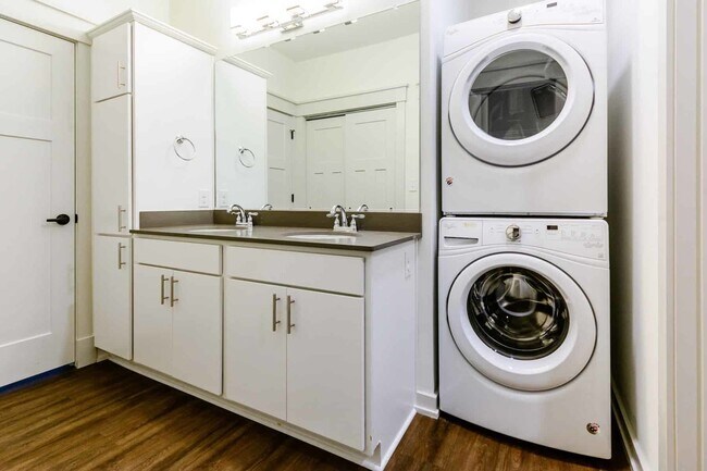 Foto del edificio - FURNISHED 2 bed 2 bath long term rental in...