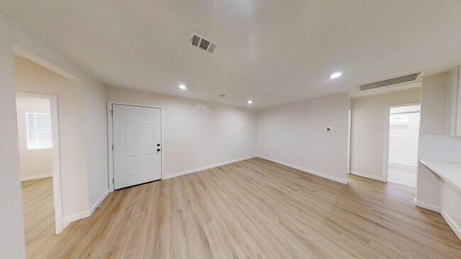 Building Photo - 5BD/2BA on Ewing!!