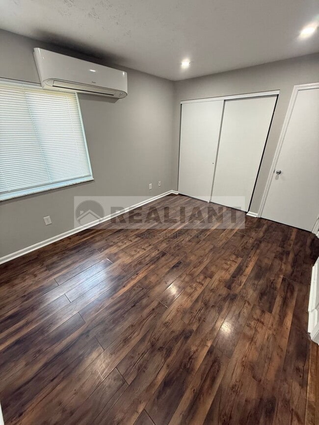 Foto del edificio - 208 Lakeshore Dr