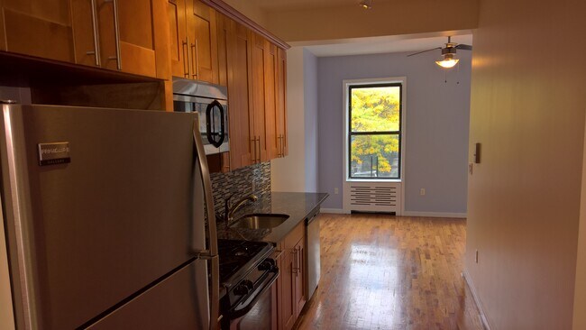 Cocina a sala de estar - 159 E 121st St