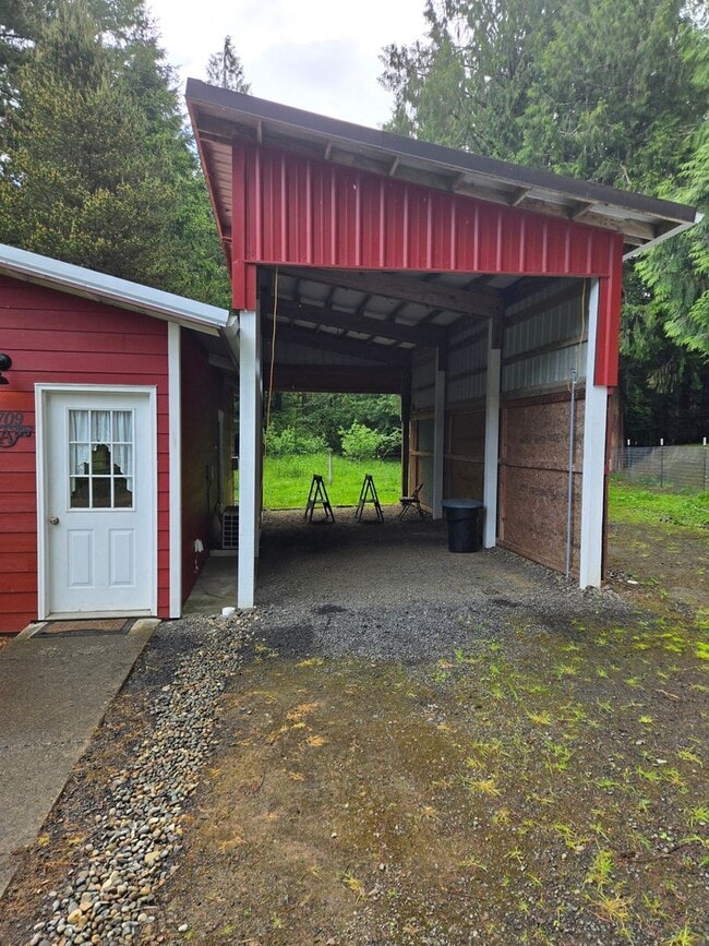 Building Photo - STATUS: AVAILABLE |R21| $1200 + $250 flat ...