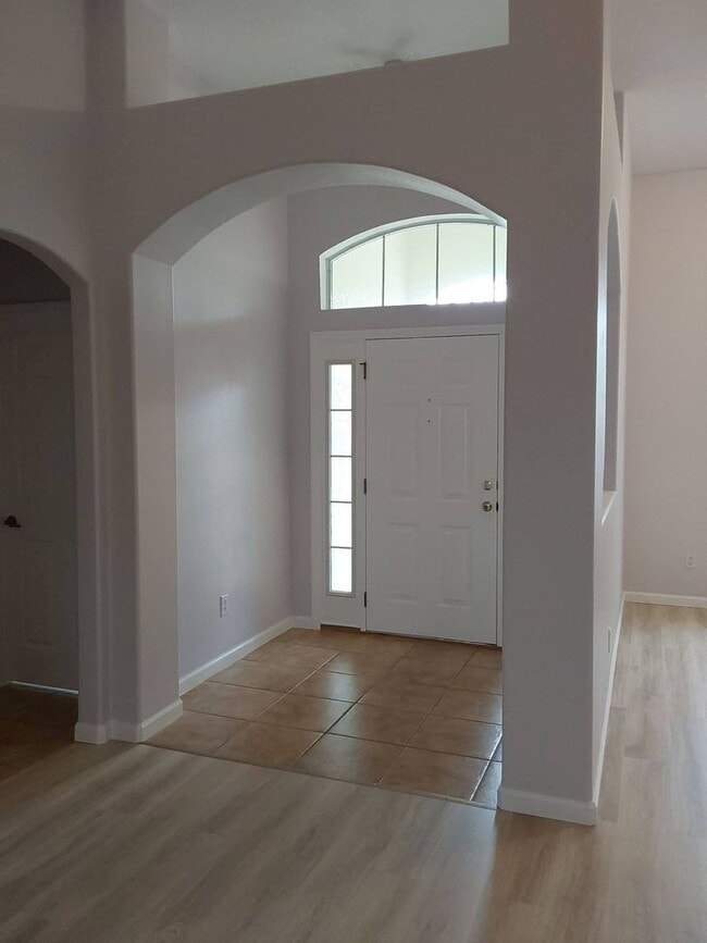 Building Photo - Cozy 3/2/2 single family house with screened in porch!