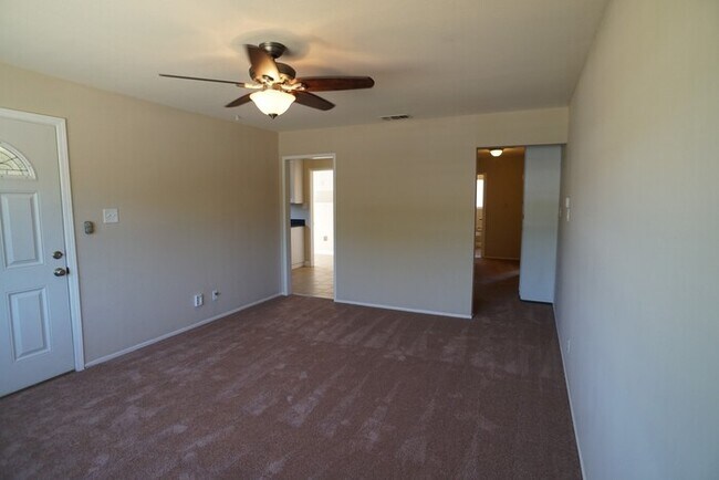 Building Photo - Gorgeous 2 Bedroom 1 Bathroom in Sacramento!