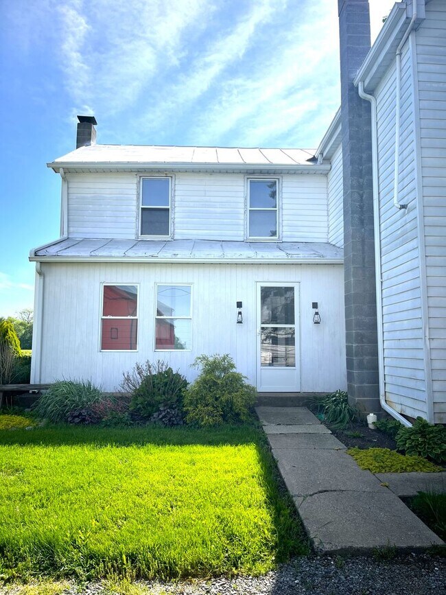 Foto del edificio - Spacious 3-Bedroom Farmhouse for Rent – Peaceful Country Living