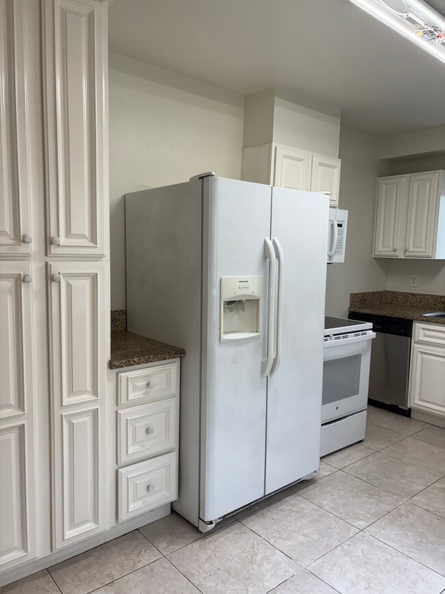 Despensa y refrigerador - 1220 Pacific Beach Dr