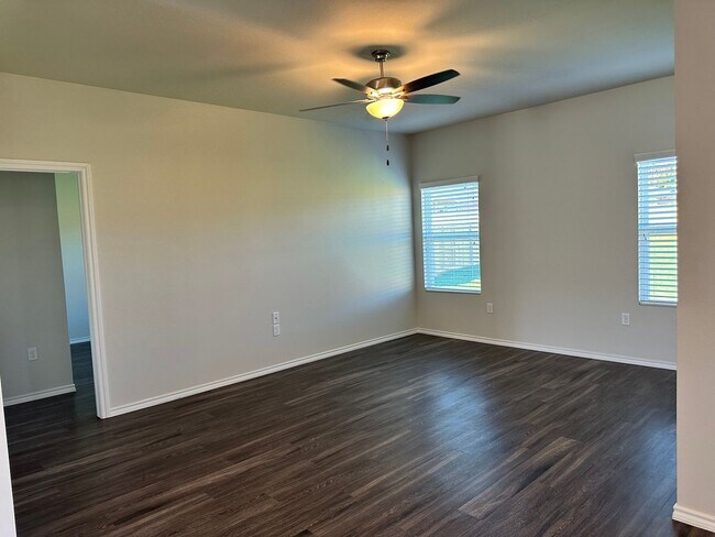 Building Photo - 4 Bedroom in Hallsville