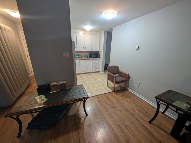 Photo du bâtiment - Comfortable 1-Bedroom Apartment – Heat & H...