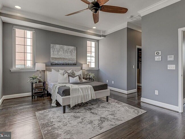 Foto del edificio - Beautiful EOG 3 bedroom  2.5 bath townhome with a 2 car garage and roof top deck overlooking the ...