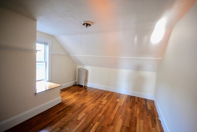 Building Photo - 52 Dickens St