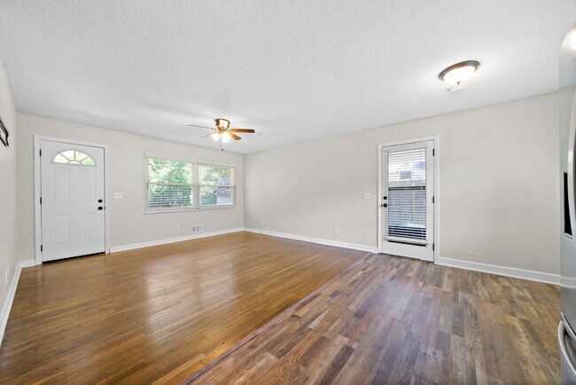 Building Photo - 944 Liberty Hill Rd