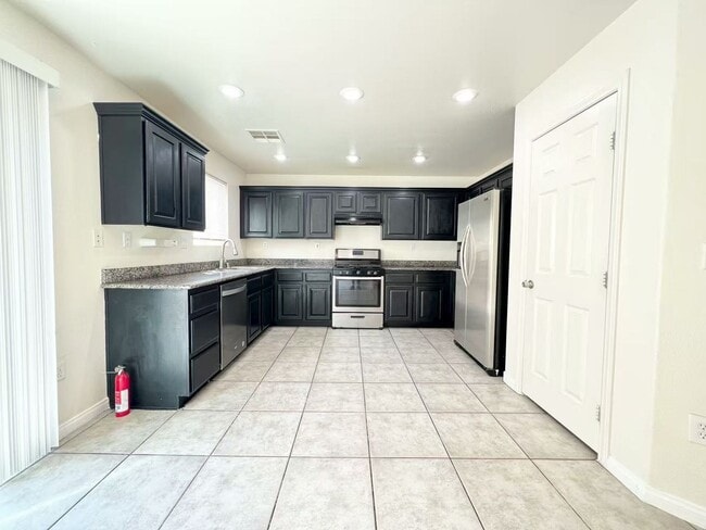 Building Photo - Nice two-story single-family property