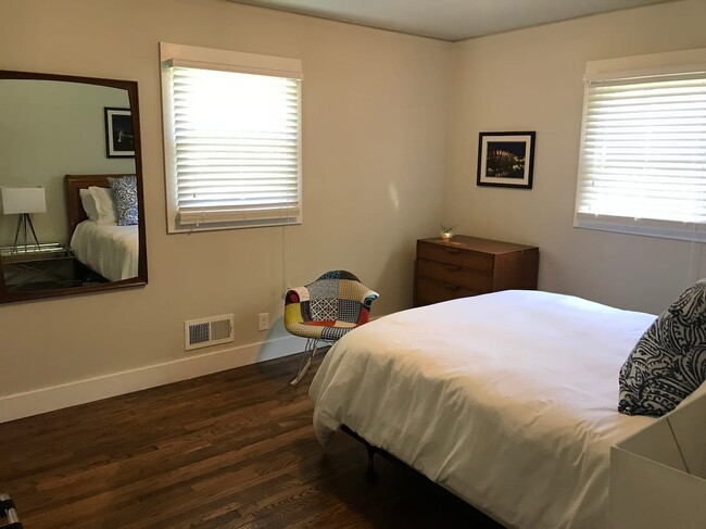 2nd bedroom; queen - 125 Sycamore Dr