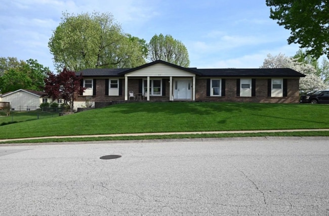 Building Photo - 802 Longview Dr