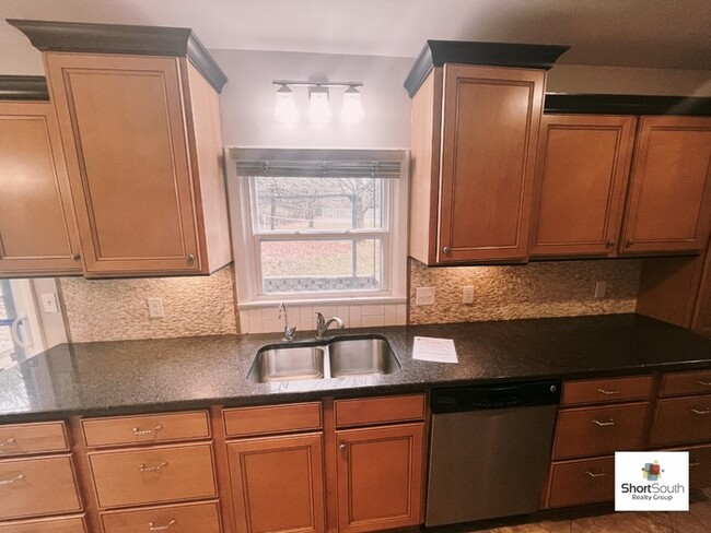 Foto del edificio - Renovated 4 Bed 1 Bath House For-Rent off ...