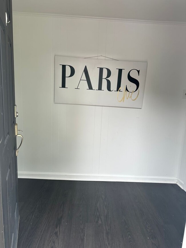 Building Photo - Nice 2 Bedroom 1 Bath Apartment above a salon. 1 Level