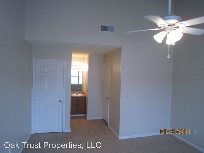 Building Photo - 2 br, 1.5 bath House - 2435 Woodstock Ave