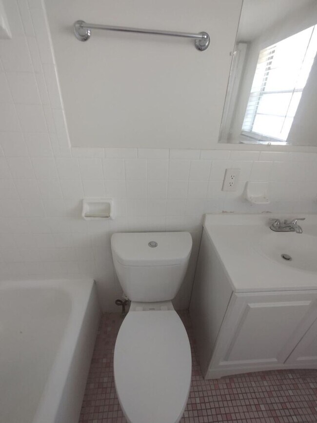 Building Photo - Newly Renovated Apartment Unit!