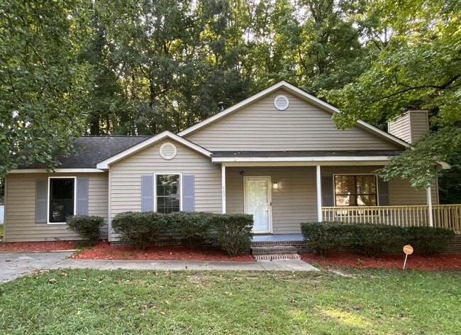 Building Photo - Great, 3-bed / 2 full bath location off th...