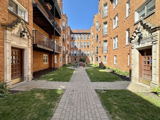 Building Photo - 1642.5 W Greenleaf Ave