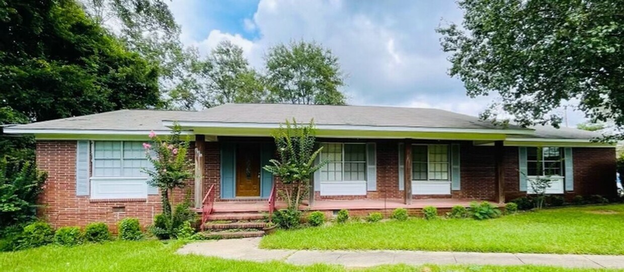 Foto principal - 3 Bedroom 2 Bath Home in Clinton