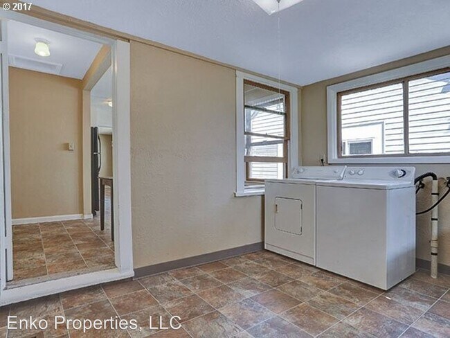 Building Photo - 2 br, 1 bath House - 4708 SE 65th Ave