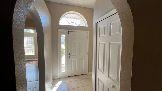 Foto del edificio - Bright & Spacious 4-Bedroom Pet-Friendly H...
