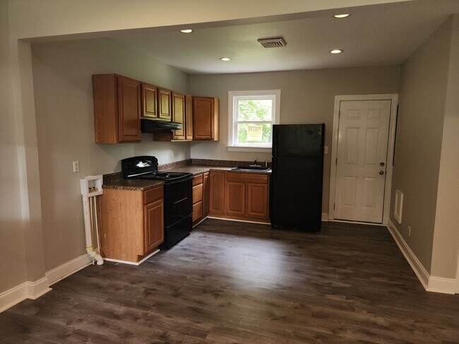 Foto del edificio - Updated 2 Bedroom, 1 bath with Large Backyard!