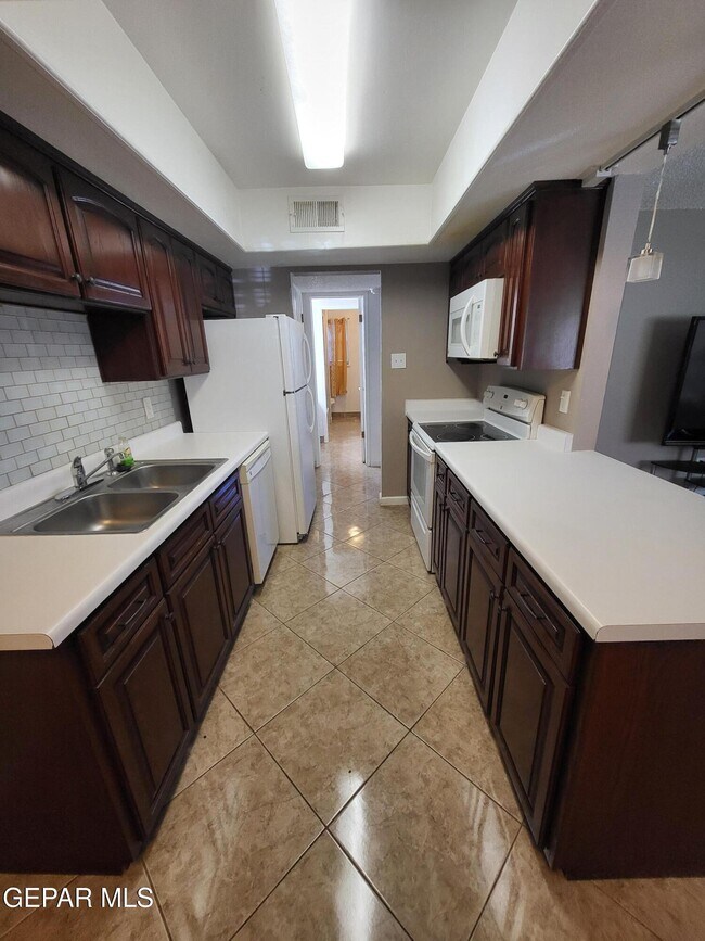 Building Photo - 6700 Escondido Dr