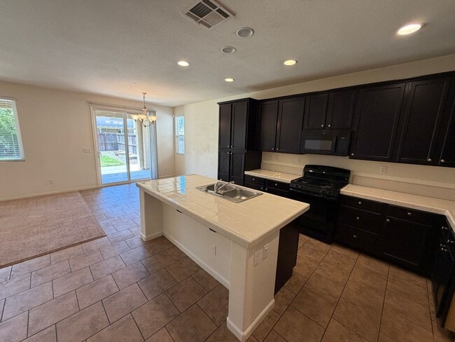 Foto del edificio - 4 Bedroom, 3.5 Bath, Built in 2013, 2168 Square Feet