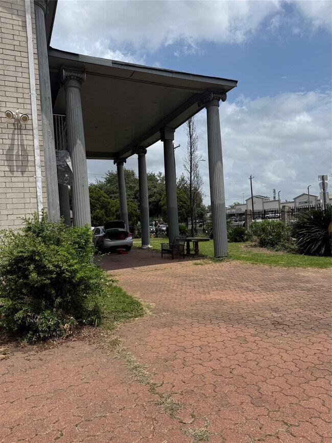 Building Photo - 8528 Beechnut St