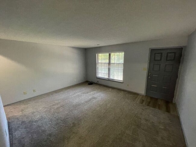 Building Photo - Updated 2 Bedroom / 1 Bathroom in Lee's Su...
