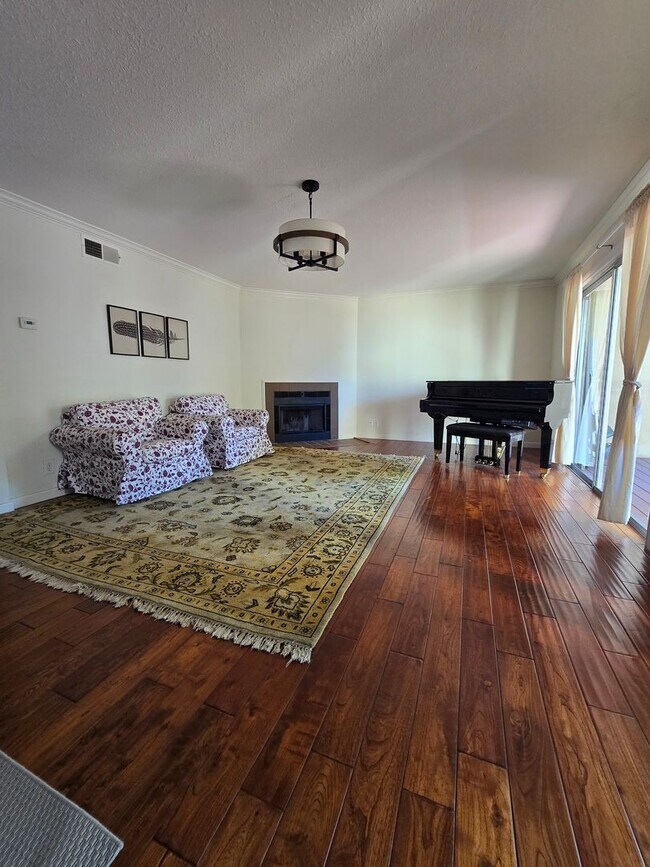 Foto del edificio - Tri Level Townhouse located in a Gated Com...