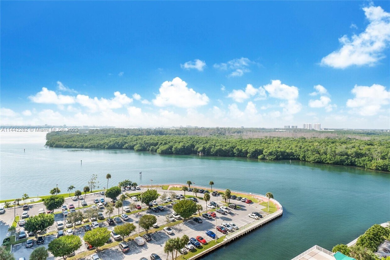Foto principal - 400 Kings Point Dr