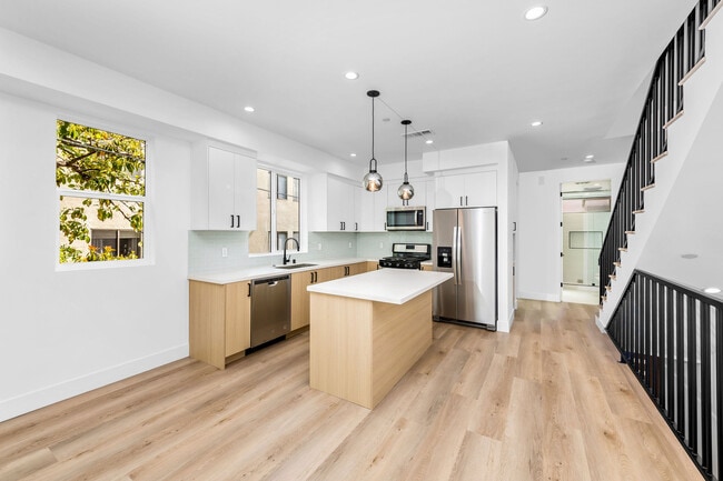 Foto del edificio - 4337 Dixie Canyon Ave