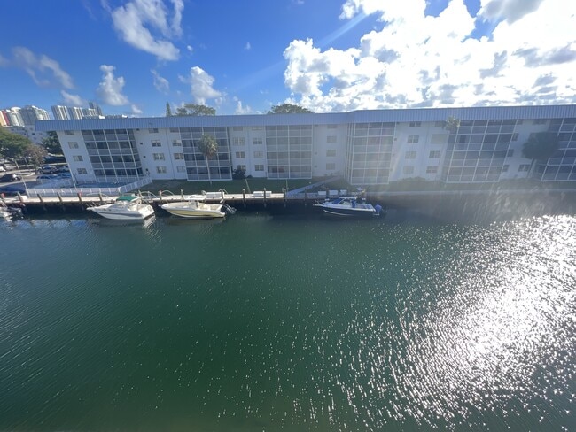 Foto del edificio - 3750 NE 170th St