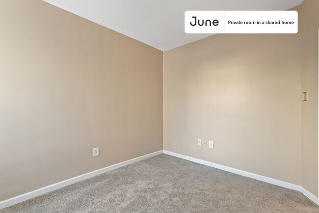 Foto del edificio - Private bedroom in 4 bed/2.5 bath Home