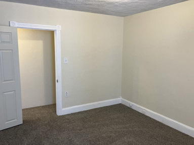 BR1 w/ 2 closets - 422 N Main St